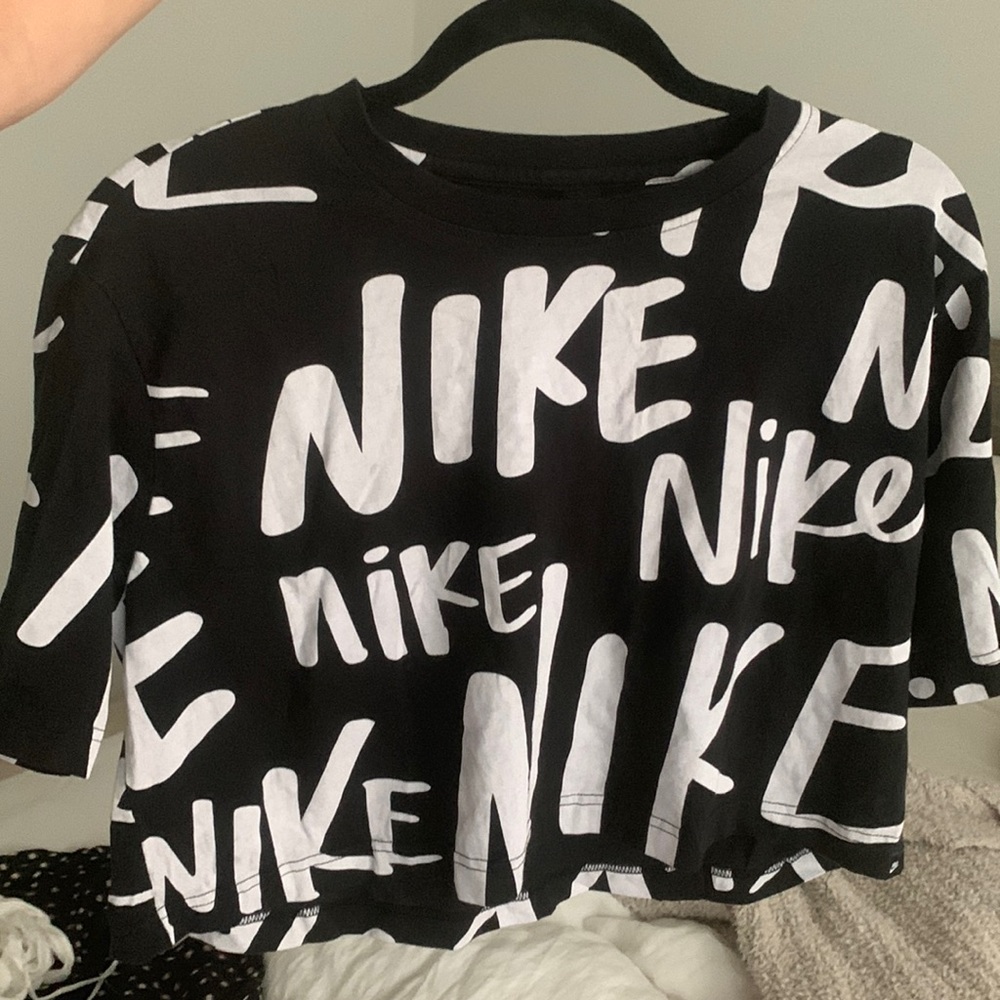 Nike crop. Size M